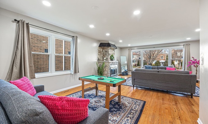 Skokie Apartment | Spacious Skokie Condo - 4 Beds!