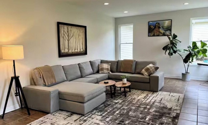 Ames House | Spacious & Spectacular 4 Bedroom House