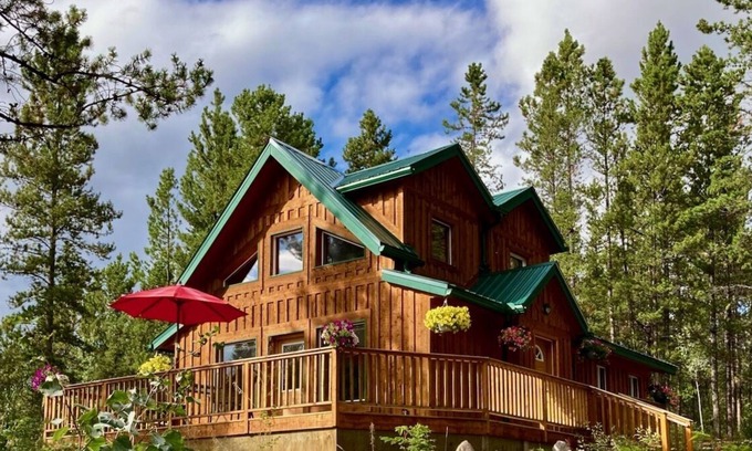 Whitehorse Ski Chalet | Spacious Springhills Chalet at Hotsprings