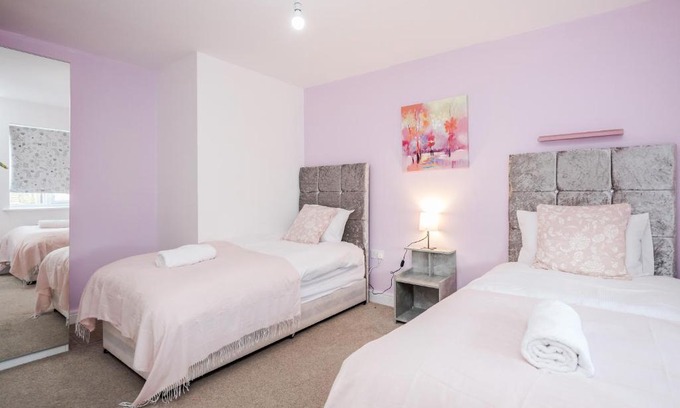 Stanford-le-Hope Apartment | Spacious Stay I 5 BDR House with Modern Amenities I Parking I WiFi