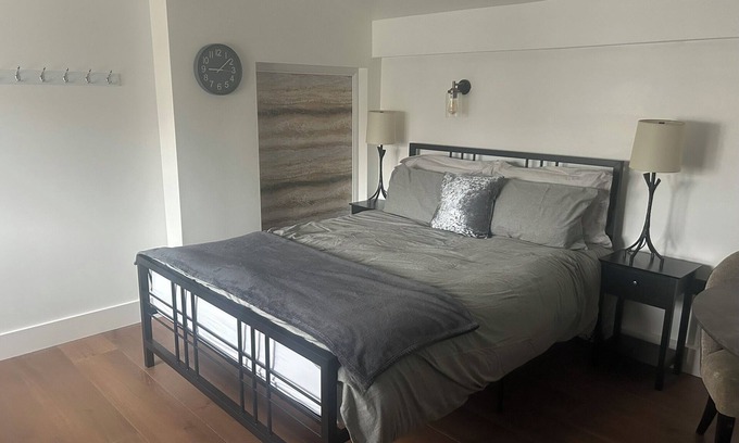 Bushey Apartment | Spacious studio. Free EV charging. Close to Harry Potter & fast trains to Euston