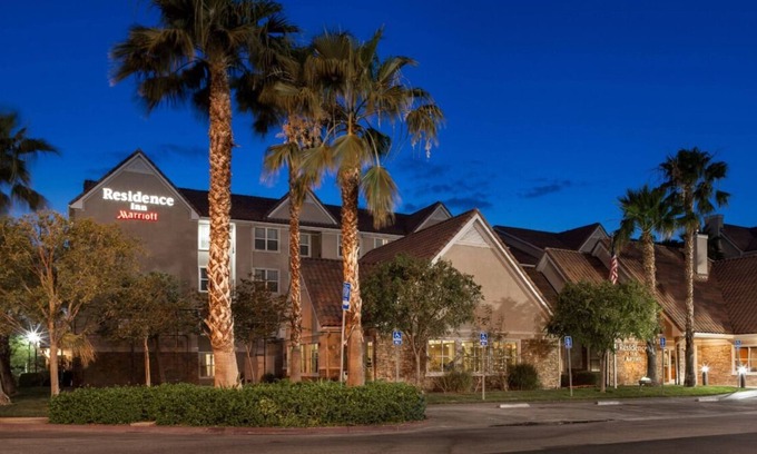 San Bernardino House | Spacious Studio w/ Full Kitchen, Continental Breakfast, Self Parking & Gym!