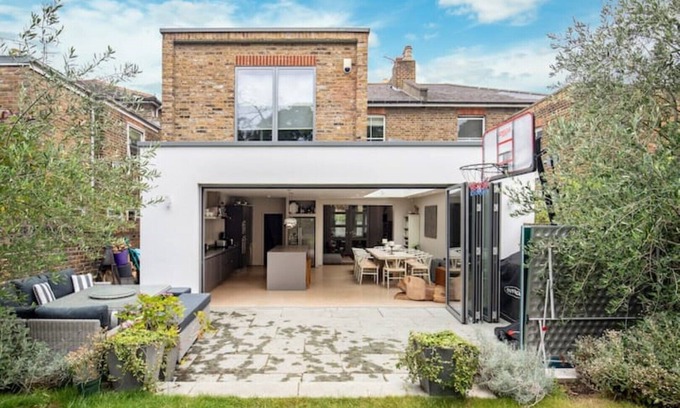 Ravenscourt Park House | Spacious & Stylish Family Home With Lovely Garden