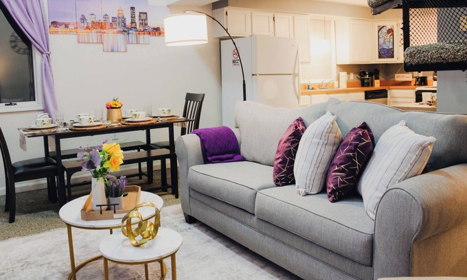 Clifton Apartment | Spacious Stylish Retreat in the Heart of Clifton Neighborhood, King Bed, Coffee!