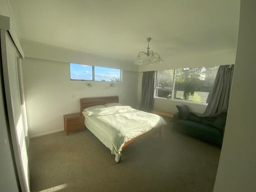 Fairview Heights House | Spacious Sunny Room