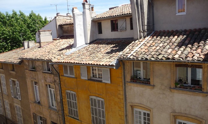 Couronne Urbaine Condo | SPACIOUS T2 CV HISTORY