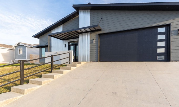 Rapid City House | Spacious, tall ceilings, open fl plan, Hot tub, patio dining, & shopping closeby