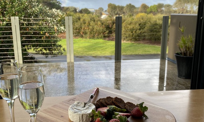 Connewarre Apartment | Spacious tranquil 2 bed apartment, largest sunny balcony overlooking golf course
