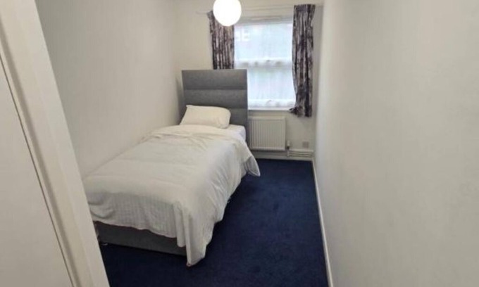 Leeds Apartment | Spacious Triple Room with En-Suite Shower