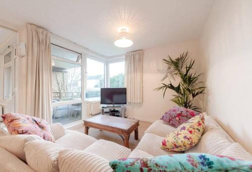 West Hill Apartment | Spacious Two Double Bedroom Flat