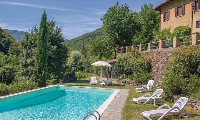 Borgo San Lorenzo House | Spacious vacation home, once an ancient rectory, in a quiet position on the hills that delimit the M