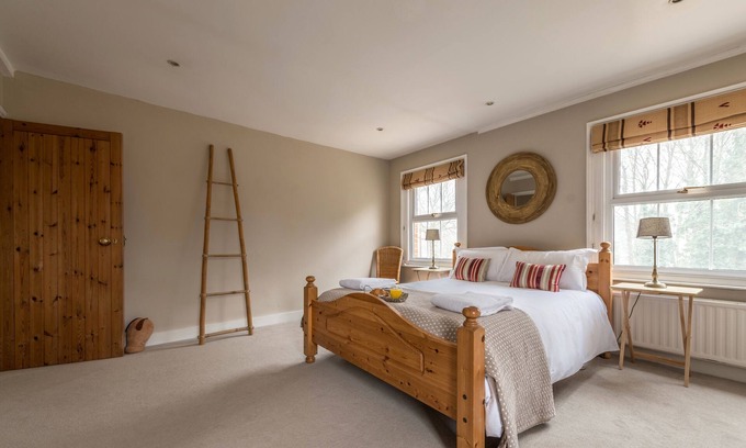Henley House | Spacious Victorian Farmhouse - stunning rural views, near Henley on Thames