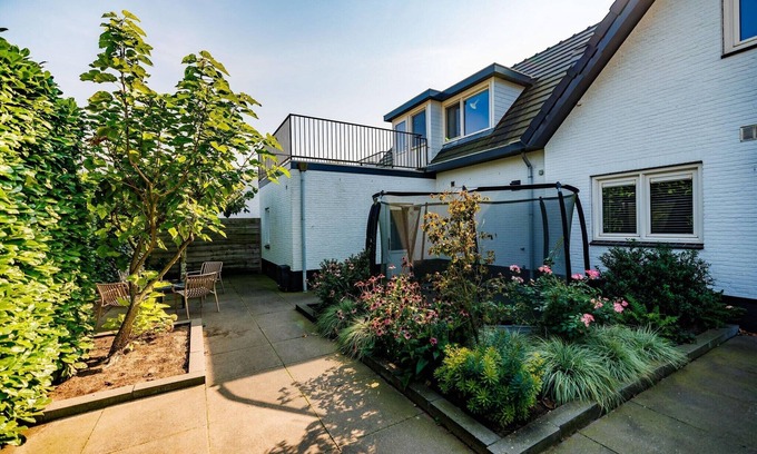 Maurik House | Spacious Villa by Lake