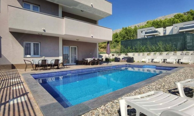 Podstrana Villa | Spacious Villa "La Famiglia" with private heated pool