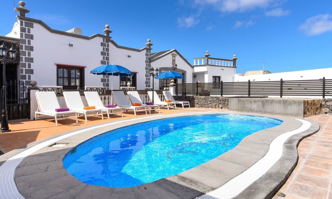 Mancha Blanca Villa | Spacious Villa "Las Calderetas" with Mountain View, Wi-Fi, Terrace & Pool