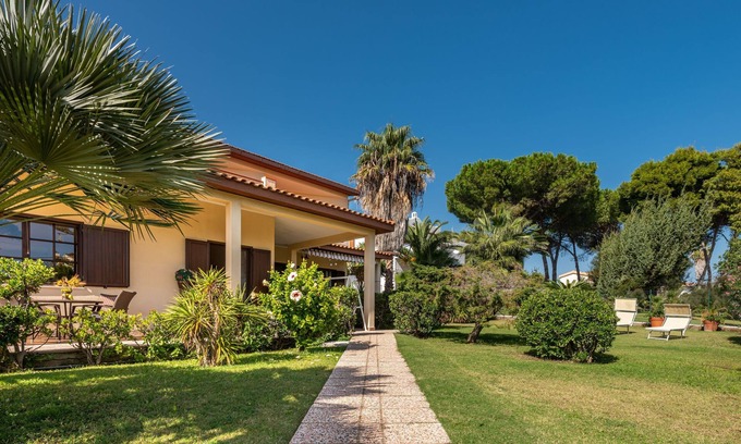 Sarroch Villa | Spacious Villa Ro with Sea View, Mountain View, Wi-Fi, Balcony
