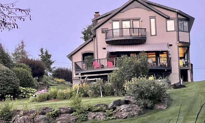 Moscow Villa | Spacious Villa with Beautiful Views and Great Energy!