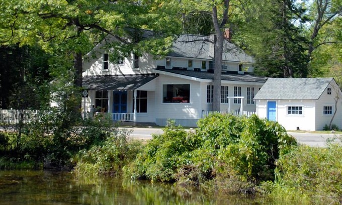 Glen Arbor House | Spacious vintage home. Walk to Lake Michigan. A/C. Pet ok.