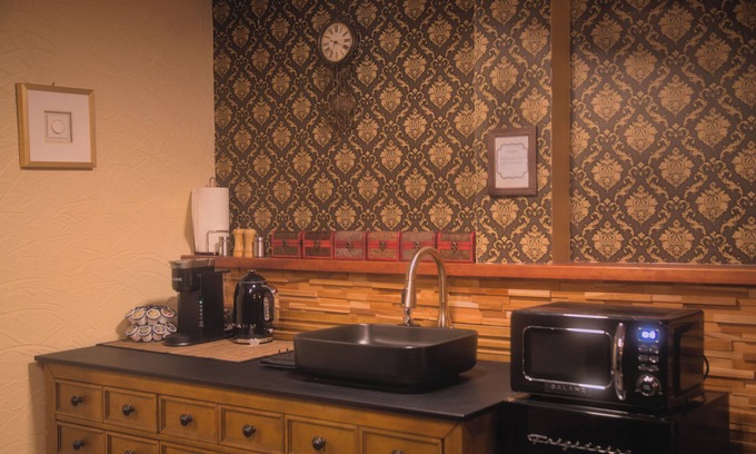 Calgary House | Spacious vintage styled basement apartment - private, Monterey Park, Calgary