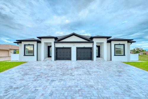 Pebble Beach House | Spacious Waterfront 6 Bedroom Duplex in lovely Rotonda West near oceans ,Golfing, Park Pool