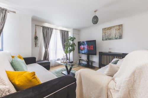 Preston Apartment | Spacious Wembley Flat Comfy Beds 2 Baths