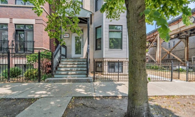 Lakeview Apartment | Spacious Wrigley Duplex | Large Entertainment Room