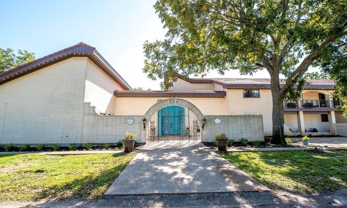 Mount Vernon House | Spanish Style Mansion in NE Tx - Reunions, Group/Corp Retreats, Couples Weekend