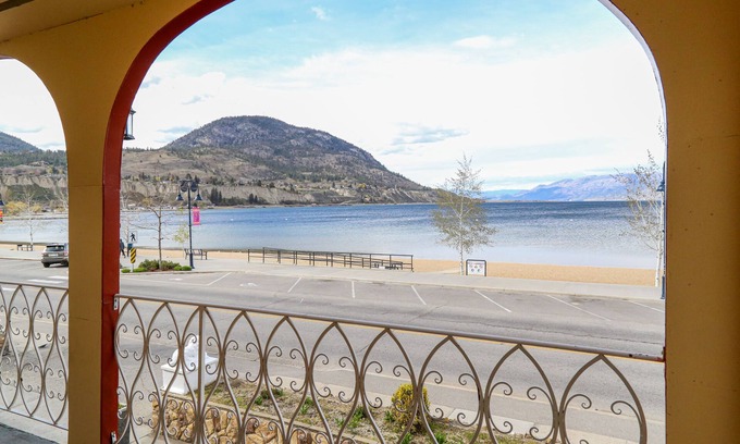 Okanagan-Similkameen Hotel | Spanish Villa Resort