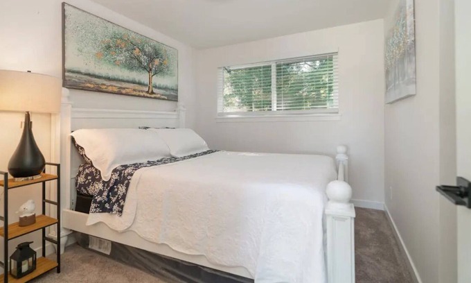 Picnic Point-North Lynnwood House | Sparkling Villa: Cheerful spacious house