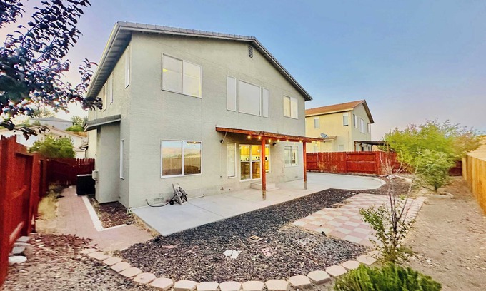 Sparks House | Sparks House/Sleeps 23/5 Bedrooms, Garage & Pets Welcome!