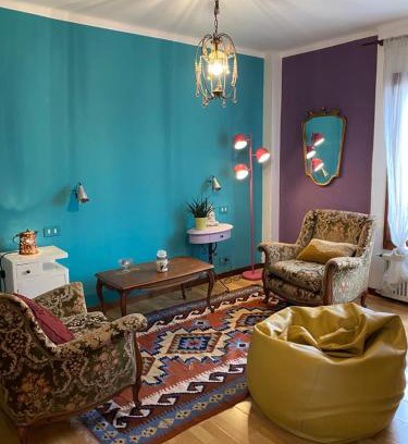 Province of Bologna Apartment | SpazioViola appartamento intimo boho style uno spazio magico per l'energia che si respira in un palazzo della vecchia Bologna Qui nulla è perfetto ma tutto racconta No Wi-Fi No aria condizionata