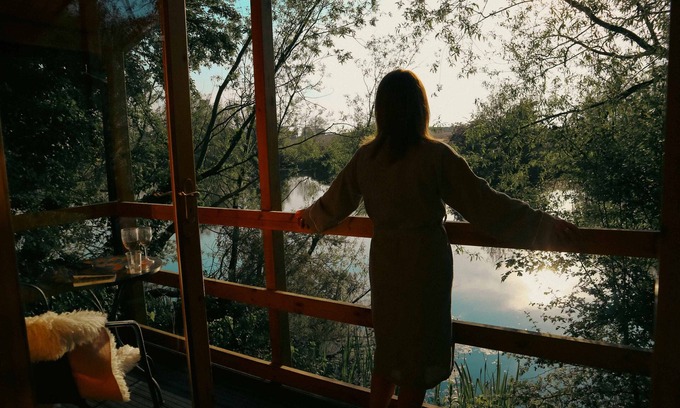 Arnold Cabin | Special Lakeside Hideaway | For Two | with Hot Tub | Kingfisher Lakes Glamping