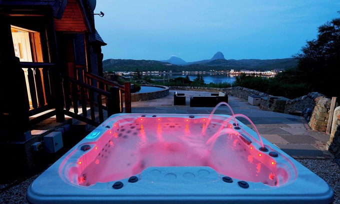 Lochinver Cabin | Spectacular 3-bedroom lodge with hot tub, sauna and stunning views in Lochinver