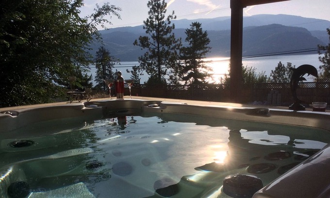 Central Okanagan House | Spectacular LAKEVIEW- Massive cov’d HOT TUB patio -totally private-walk to beach