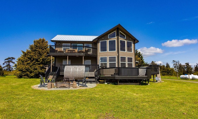 Oak Harbor House | Spectacular Villa on 5 Acre Hill, Panoramic NW Mountains/Sound Views. Sauna,Spa!