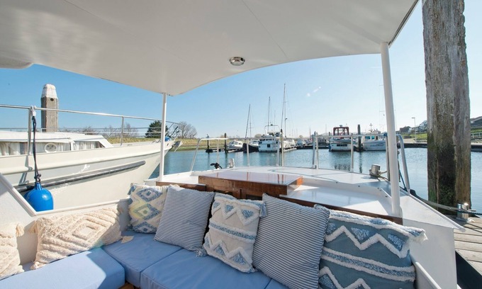 Stavenisse Boat Rental | Spend a night on the water in a cosy houseboat