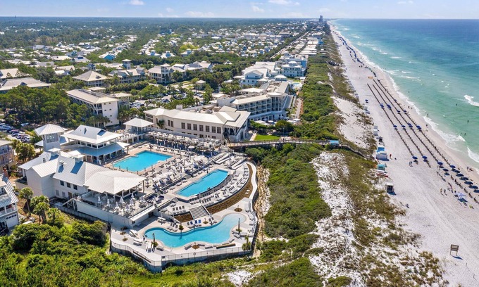 Beach District Condo | Spend Fall by the Beach! Beachside! Close to it all! Screened-in Porch!