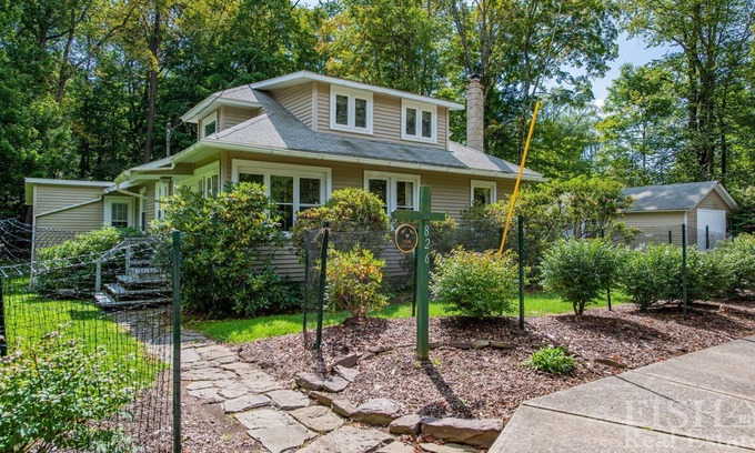 Eagles Mere Cottage | Spend time watching the deer at "Cook's Cottage" in Eagles Mere