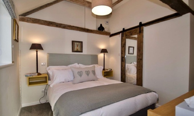 Woodbridge Cottage | Spike Cottage - 🎾 court & private patio