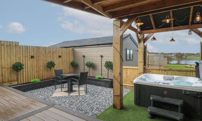 Swadlincote Cottage | SPINDLE, pet friendly, with hot tub in Donisthorpe