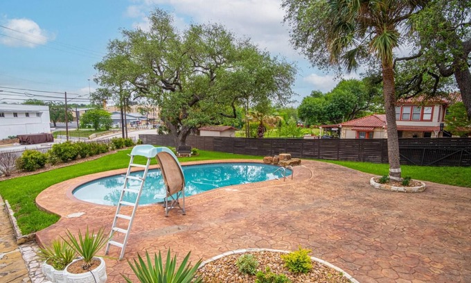 Jefferson House | Splash Into Vacation 6BR Home w Pool Waterslide