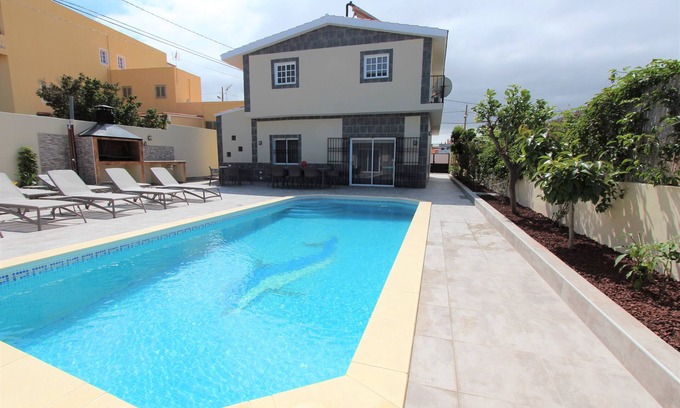 Buzanada Villa | Splendid 6-bedroom villa with heated pool set in a magnificent tropical garden