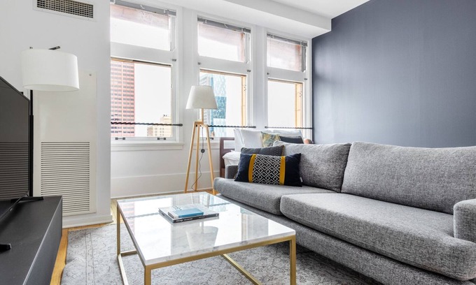 The Loop Apartment | Splendid Loop Studio w/Gym, Doorman, walk to L & Parks, by Blueground