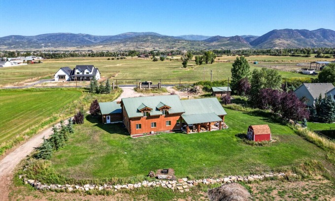 Kamas Cabin | Splendor Valley Farms · Huge Log Cabin w/King Bed, Bunk Beds, & Game Room