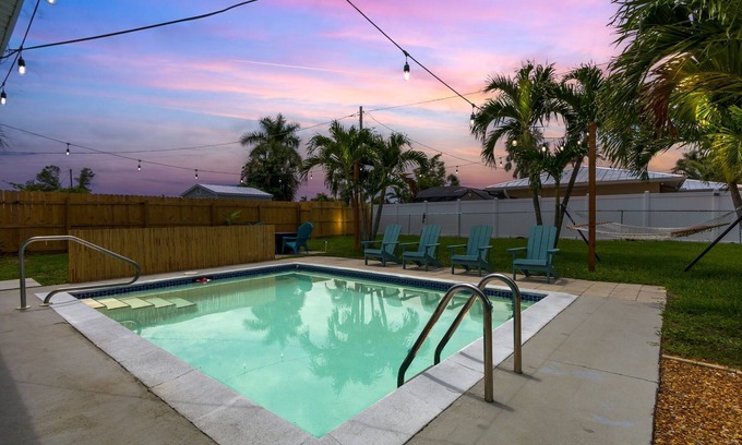Caloosahatchee House | Spooky Sales! Tropical Oasis 5 min to Downtown+Beach Gear+Hot Tub+Pets