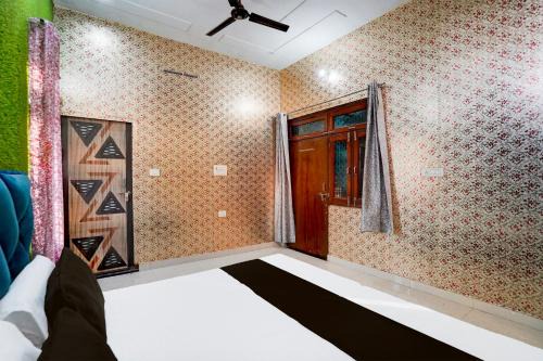Gunnaur Hotel | SPOT ON GANGA HOTEL