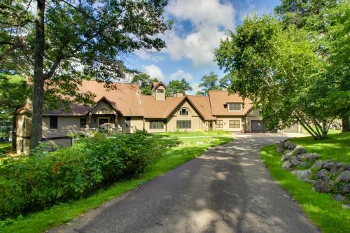 Lake Shore House | Sprawling Minnesota Home with On-Site Lake Access