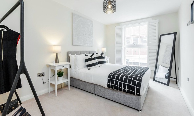 Windsor City Centre Apartment | Spring in Bloom : Windsor 2BR City Centre | Parking and Wifi Inc