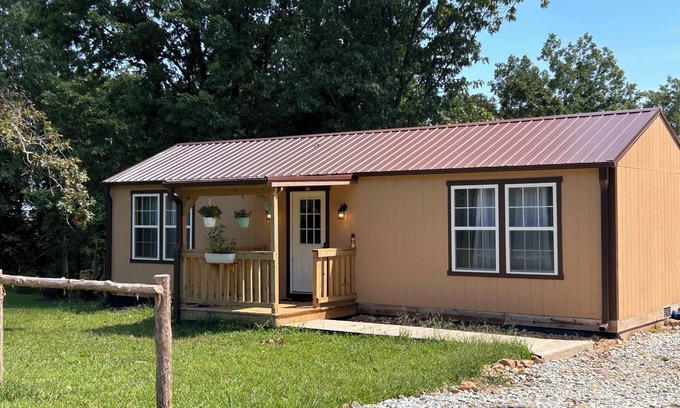 Licking Cottage | Spring Retreat with private deck, pets welcome