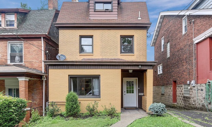 Squirrel Hill South House | Sq. Hill -Frick Park - Parking - King Bed ~ Kid Friendly- Office Area
